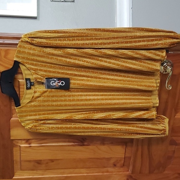 GiGiO Tops - GiGiO usa mustard velore vneck top  NWT
